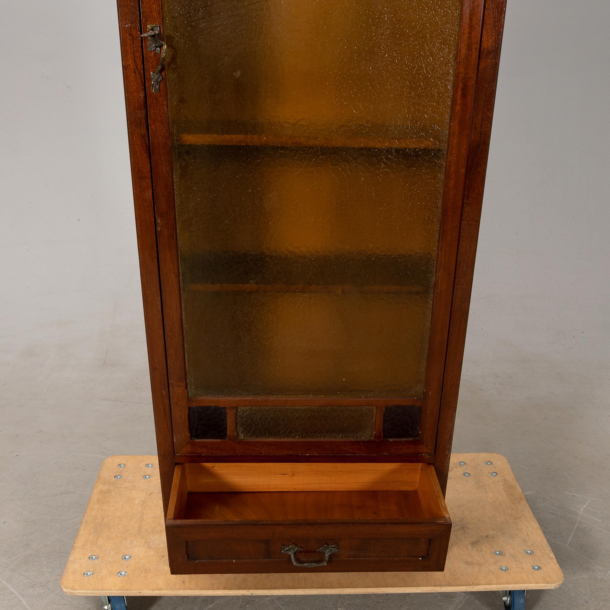 Display cabinet/Cabinet, first half of the 20th century.