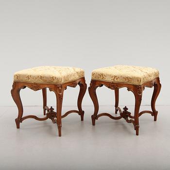 TABURETTER, 1 par, rokokostil, Frankrike, omkring år 1900.