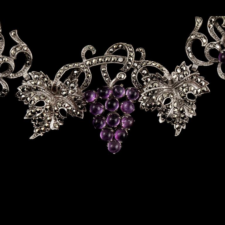 COLLIER, silver samt troligtvis cabochonslipade ametister samt markasiter, importstämplat. Vikt 31 g.