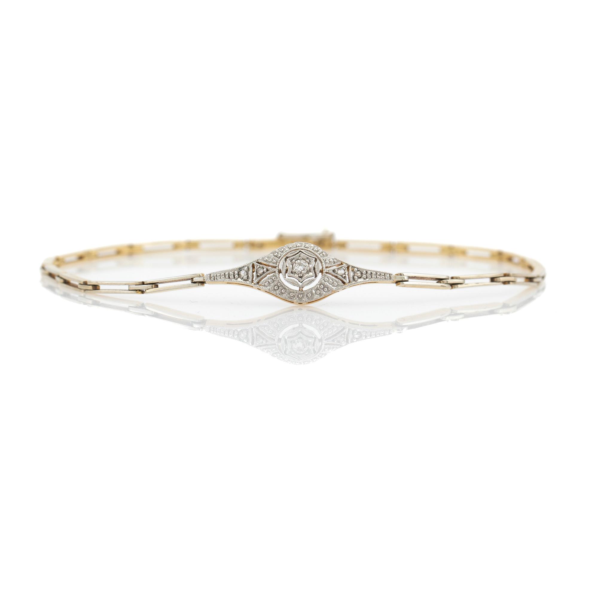 Bracelet, 18K gold with a centre piece set with diamonds.