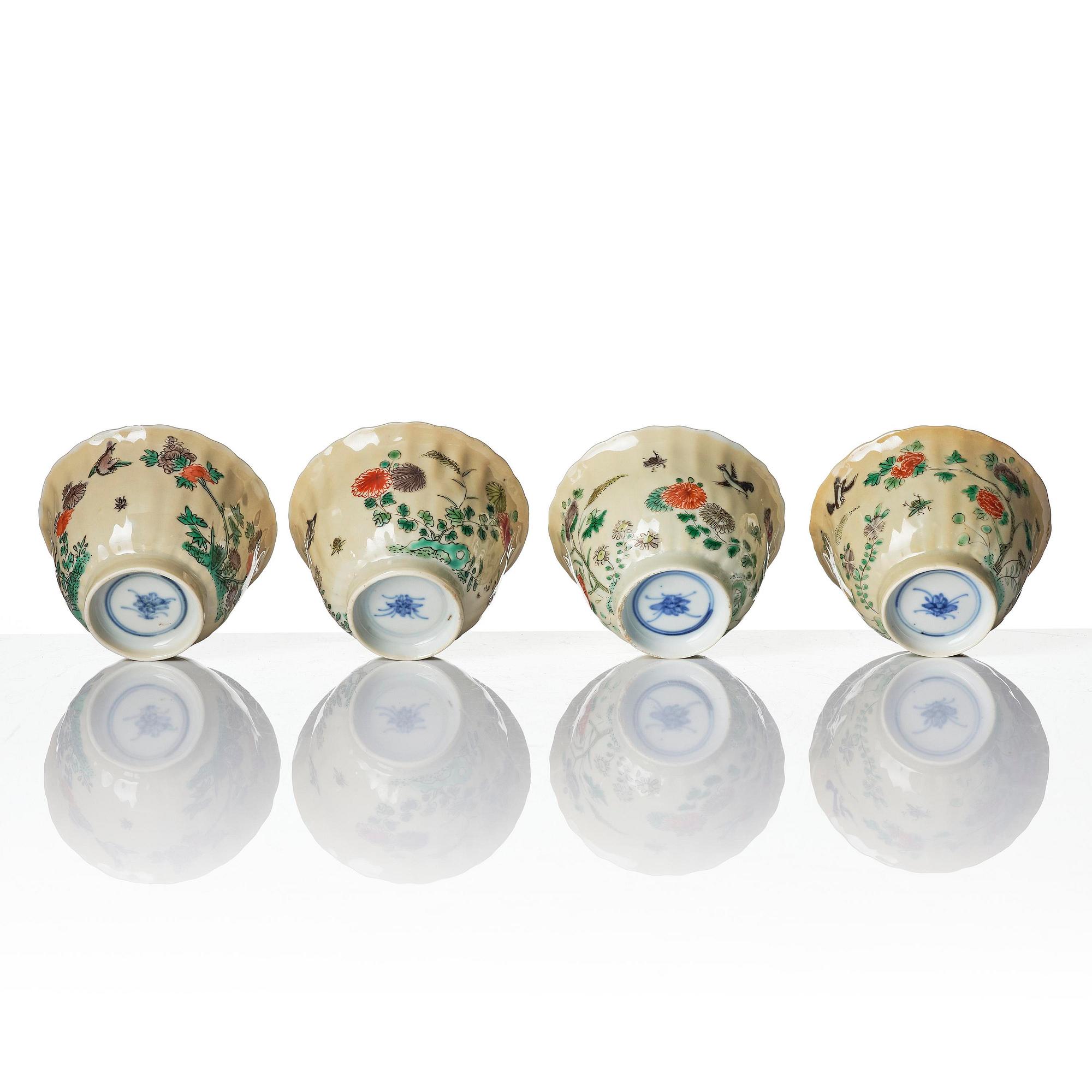 Koppar med fat, fyra stycken, porslin. Qingdynastin, Kangxi (1662-1722).