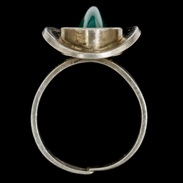 RING, sterlingsilver med grön sten, Eelis Kauppi, Kupittaan Kulta, Åbo, importstmpl, 1900-talets andra hälft.