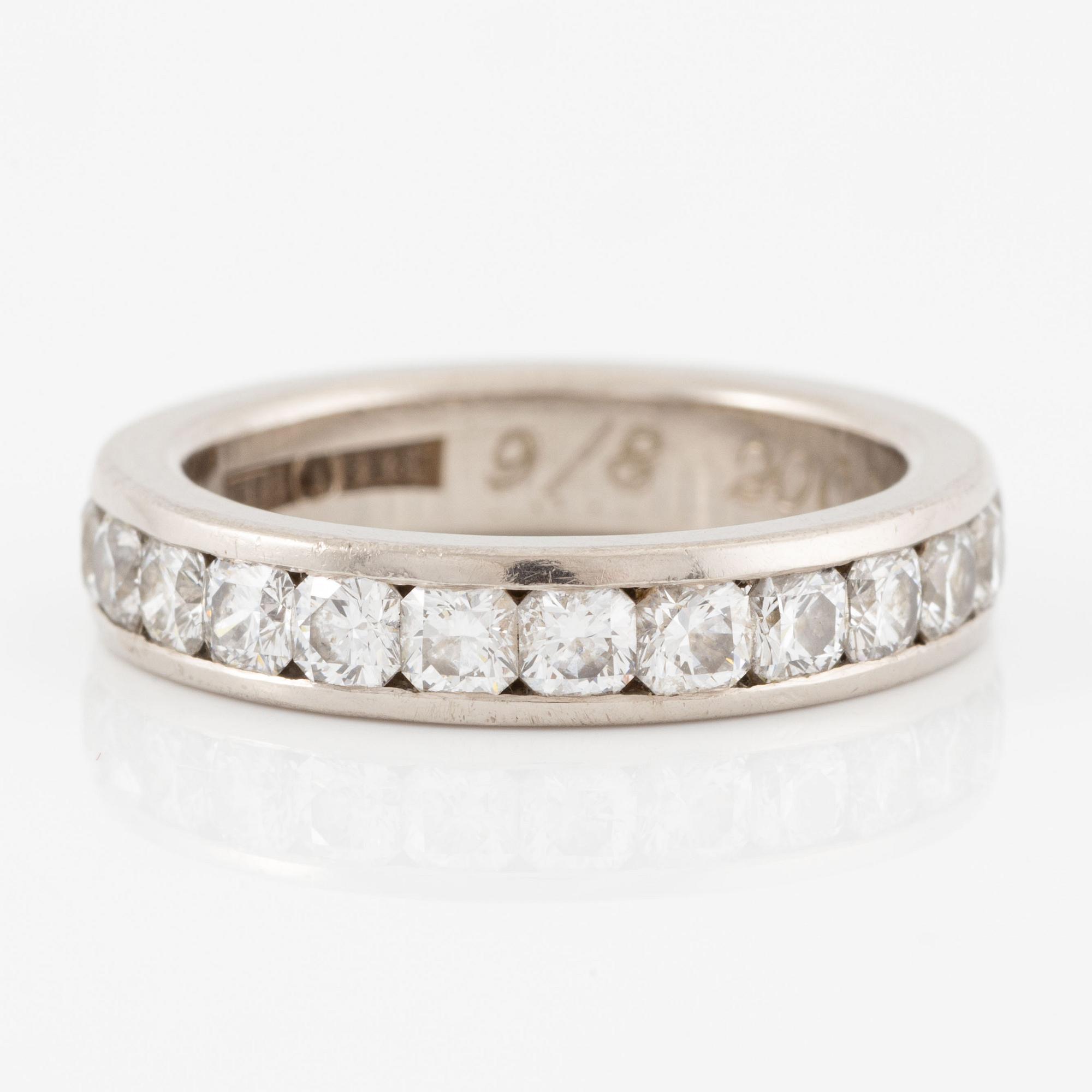 Ring 18K white gold set with diamonds.