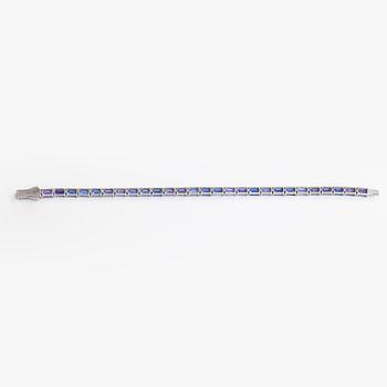 A 14K white gold bracelet with tanzanites. With Gemological center certificate.
