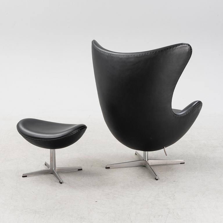 Arne Jacobsen, fåtölj med fotpall, "Ägget", Fritz Hansen, Danmark, daterade 2007.
