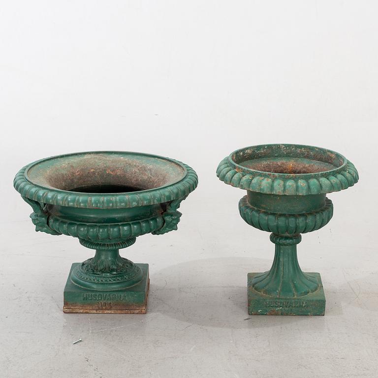 TRÄDGÅRDSURNOR 2 st Husqvarna Nr1 och Nr 5, gjutjärn omkring 1900.