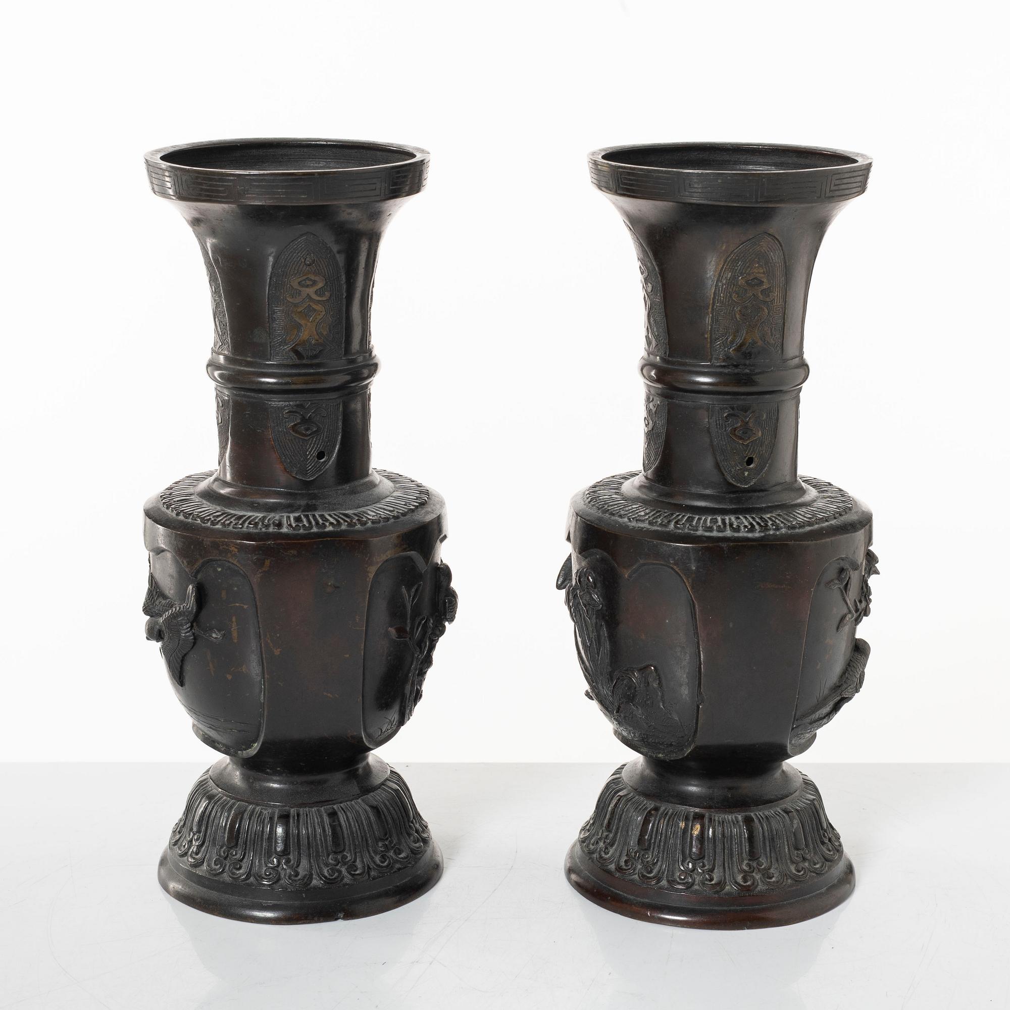 Vaser, ett par, brons, Japan, Meiji (1868-1912).