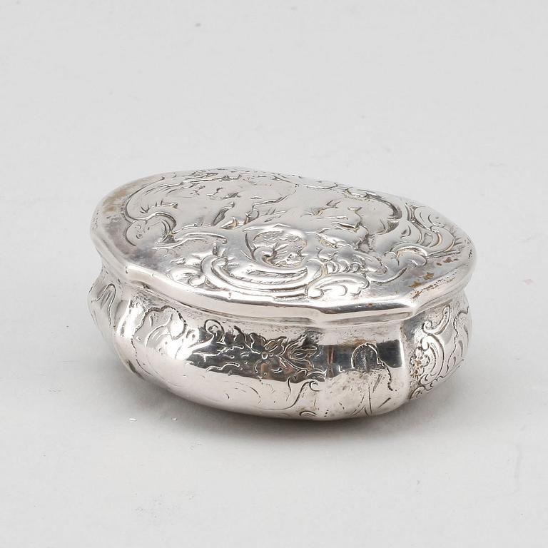 DOSA, silver, sannolikt Gustaf Stafhell d ä, Stockholm, 1700-tal. Totalvikt ca 70 gram.