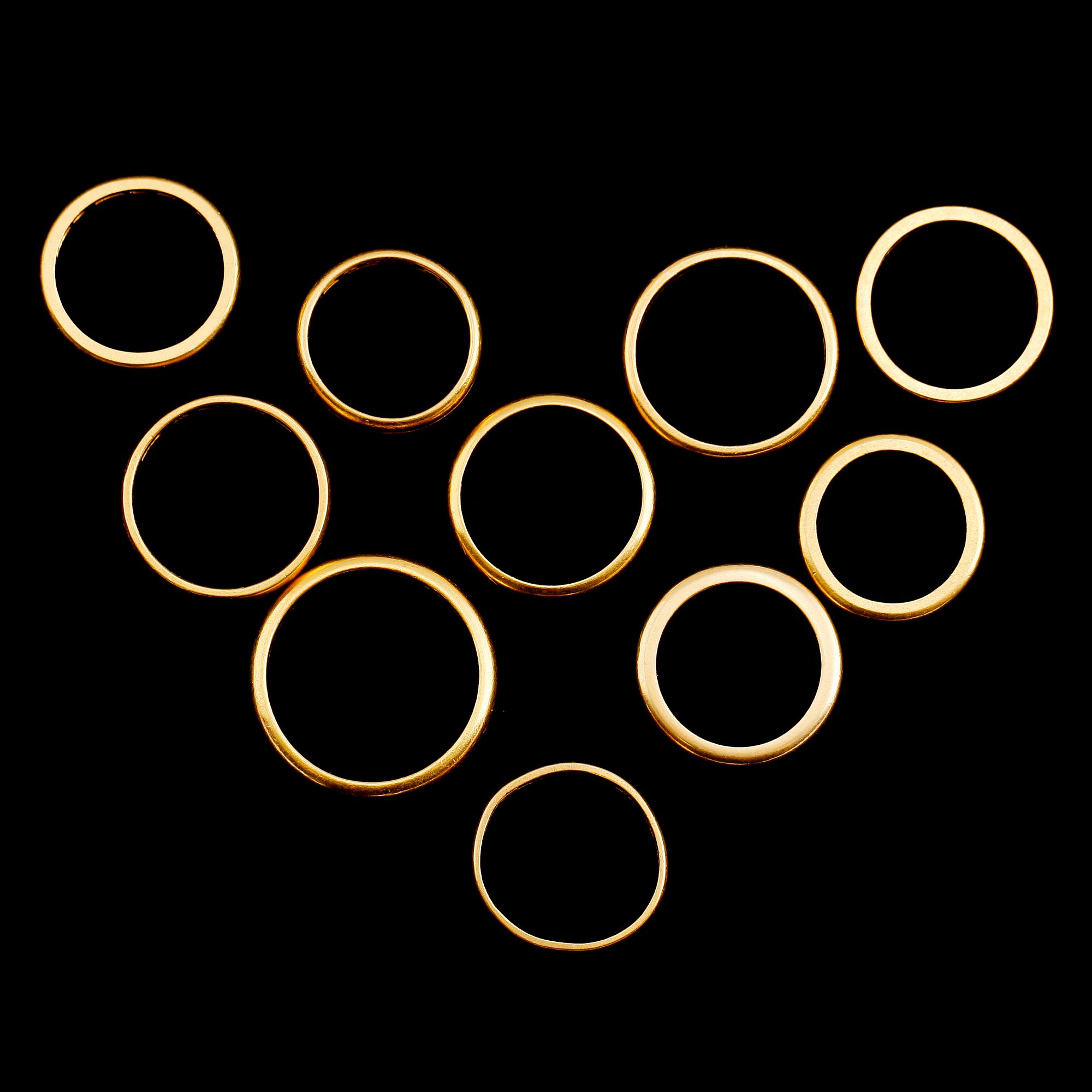 RINGAR, 10 st, 23 k guld. Vikt ca 59 gram.