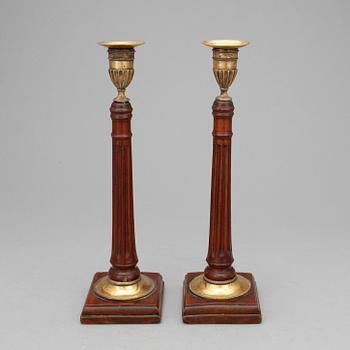 LJUSSTAKAR, ett par, trä, mässing, sengustavianska. Omkring 1800.