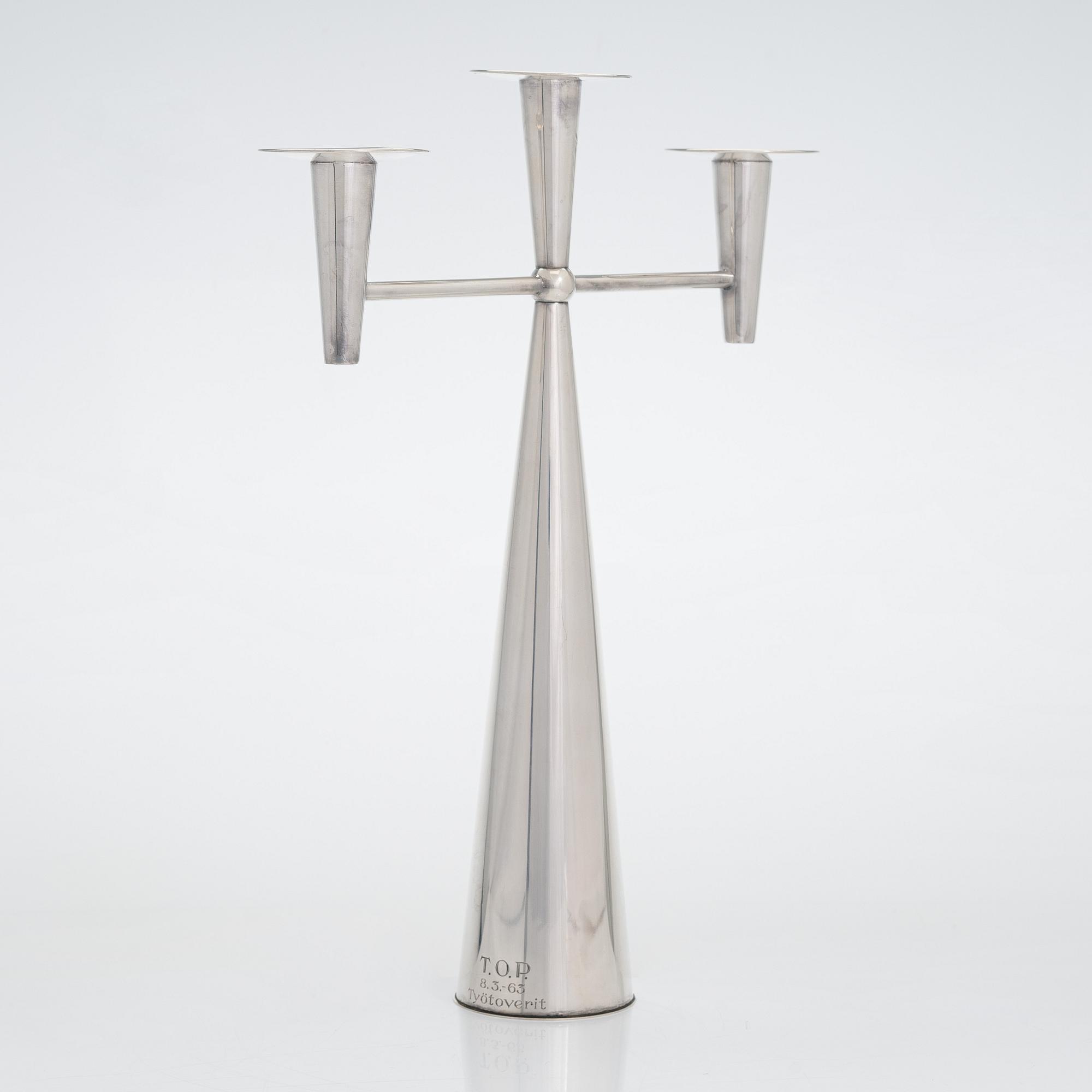 Tapio Wirkkala, kandelaber, silver, Kultakeskus, Tavastehus 1961. Höjd 33 cm.