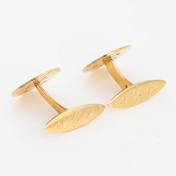 A pair of 18K gold cufflinks.