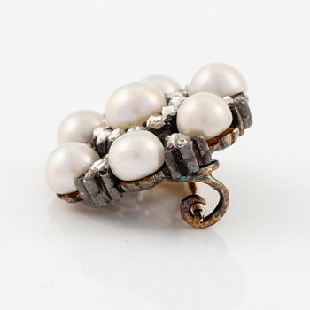 A brooch in 18K gold and silver with pearls and rose-cut diamonds.