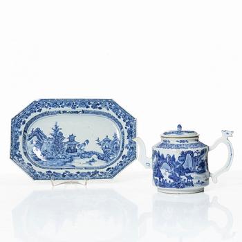 A blue and white tea pot with cover and serving dish, Qing dynasty, Qianlong (1736-95).