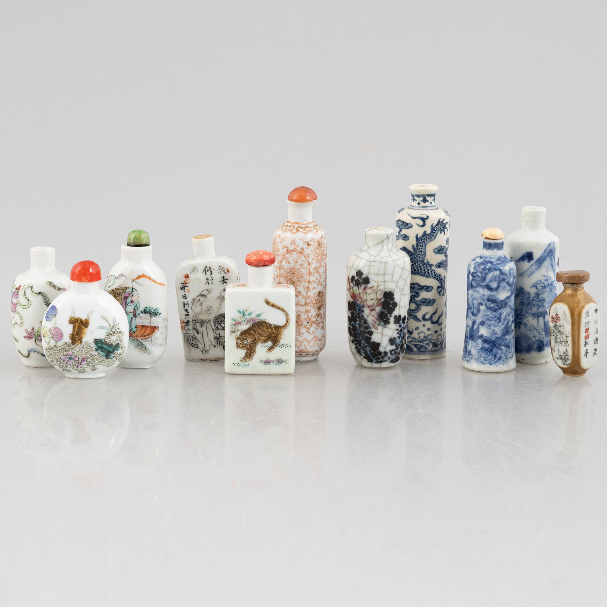 Eleven Chinese porcelain snuff bottles, 19th-20th century.