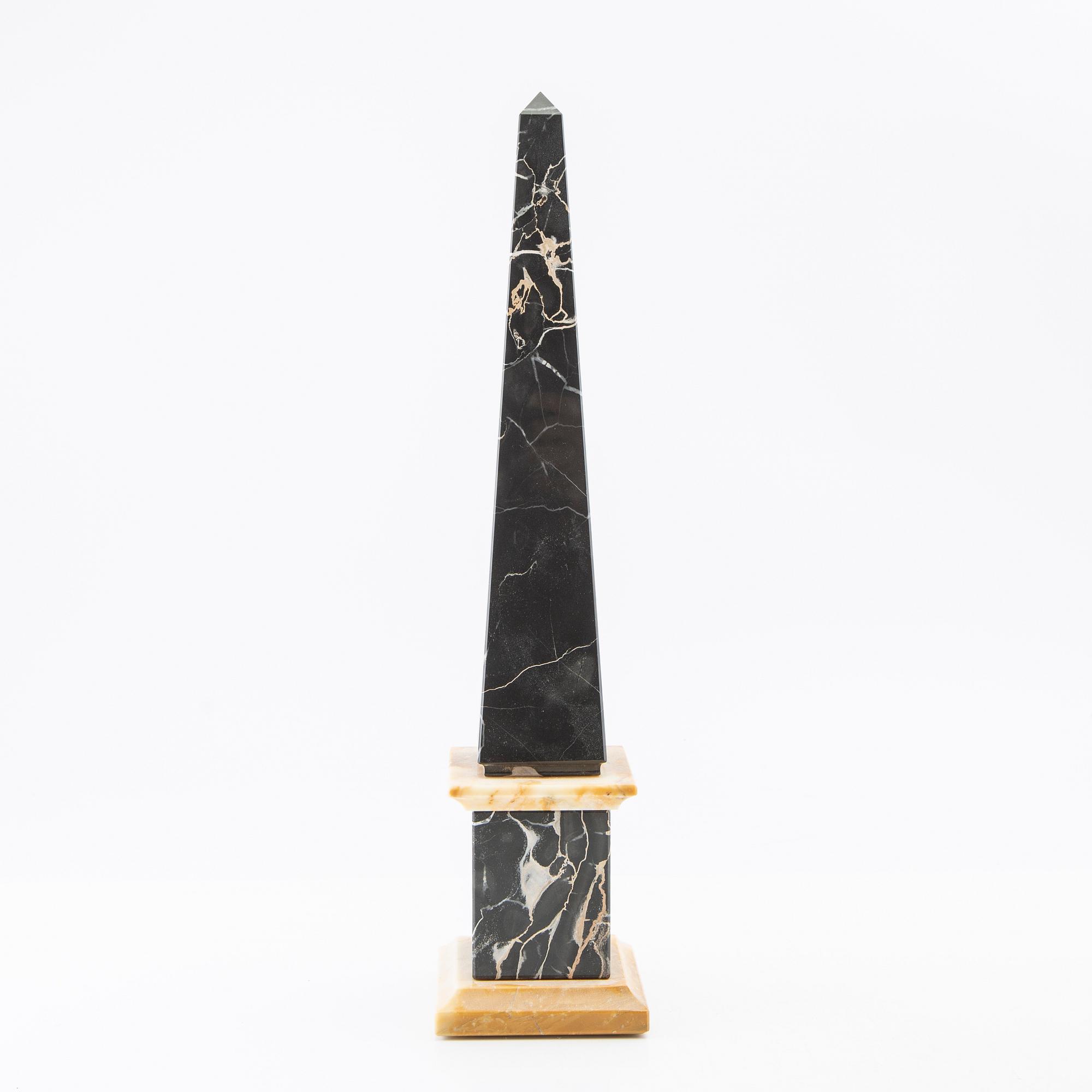 Obelisk och klot med ställ, 1900-talets andra hälft.