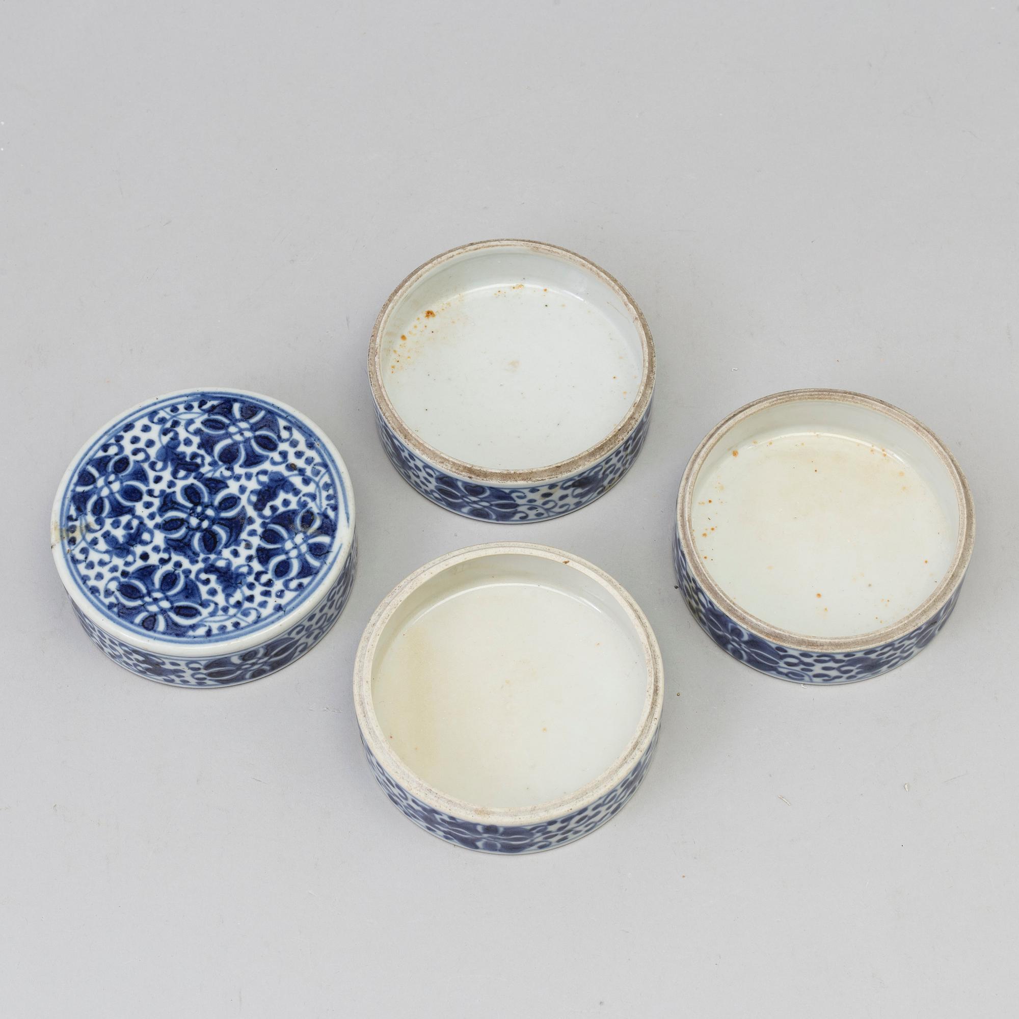 A Chinese porcelain blue and white stack candy box, Qing dynasty, 19th century.