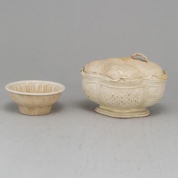 A creame weare buttertureen with cover, a cake mould and a pair of sauce boats, 18/19th Century, part Rörstrand.