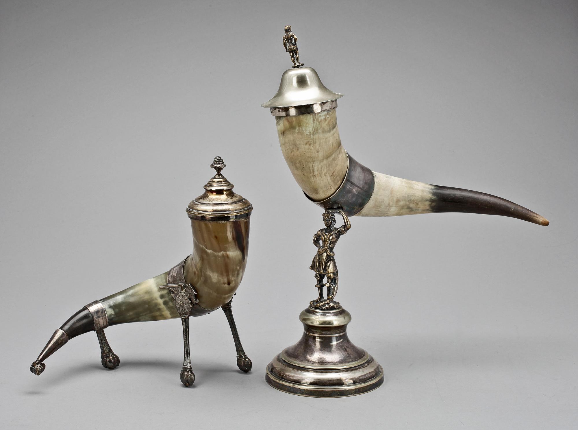 DRYCKESHORN, ett par, nysilver och horn, 1800/1900-tal.