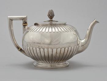 TESAMOVAR samt TEKANNA, silver, Gustaf Möllenborg, Stockholm, 1899. Vikt 1950 respektive 780 gram.