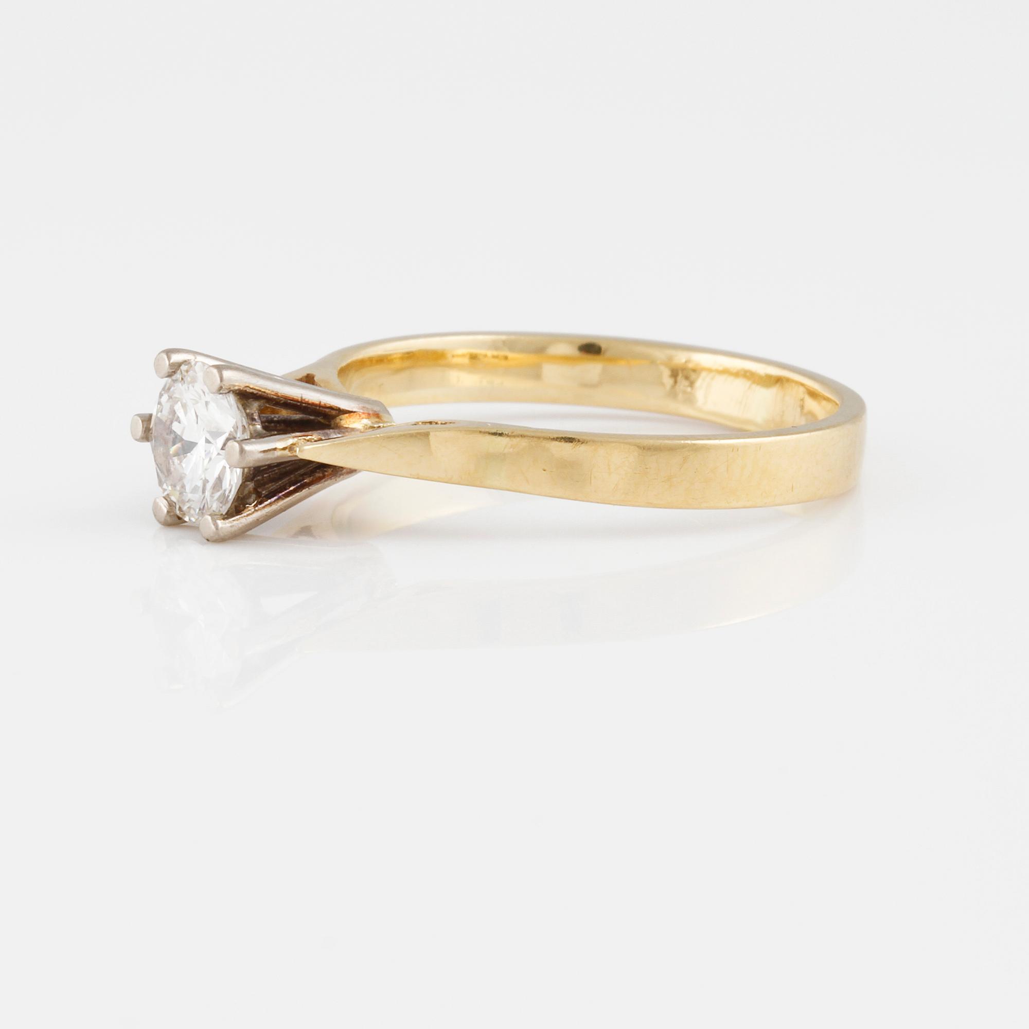 RING, 18K guld och vitguld med briljantslipad diamant 0.59. Vikt 3,2 gram.