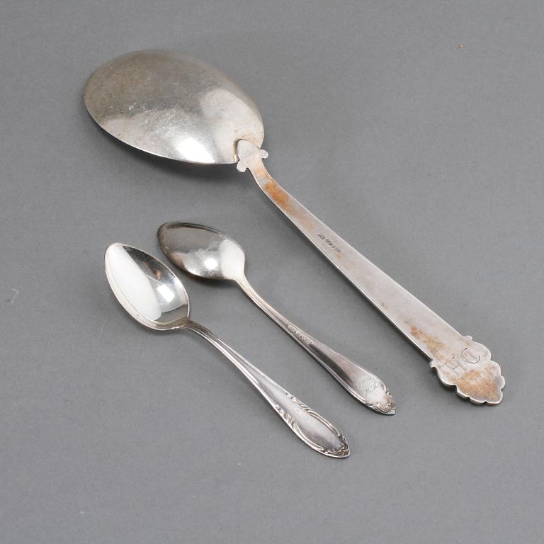 SERVERINGSSKED, samt TESKEDAR, 11 st, silver, 1939 respektive omkring 1900-talets mitt. Vikt 263 gram.