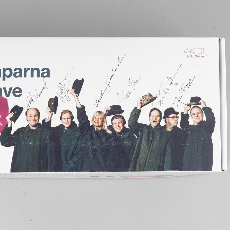 Box, Galenskaparna, "En box full av humor". Signed by all members.