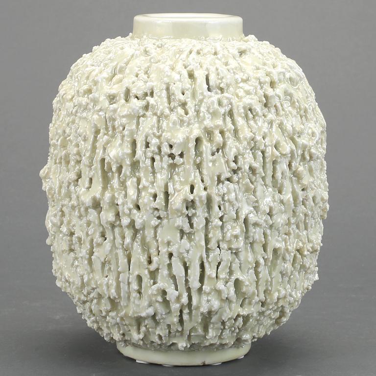 VAS, Gunnar Nylund, Rörstrand, "Igelkottvasen", chamotterat stengods. Formgiven 1936.