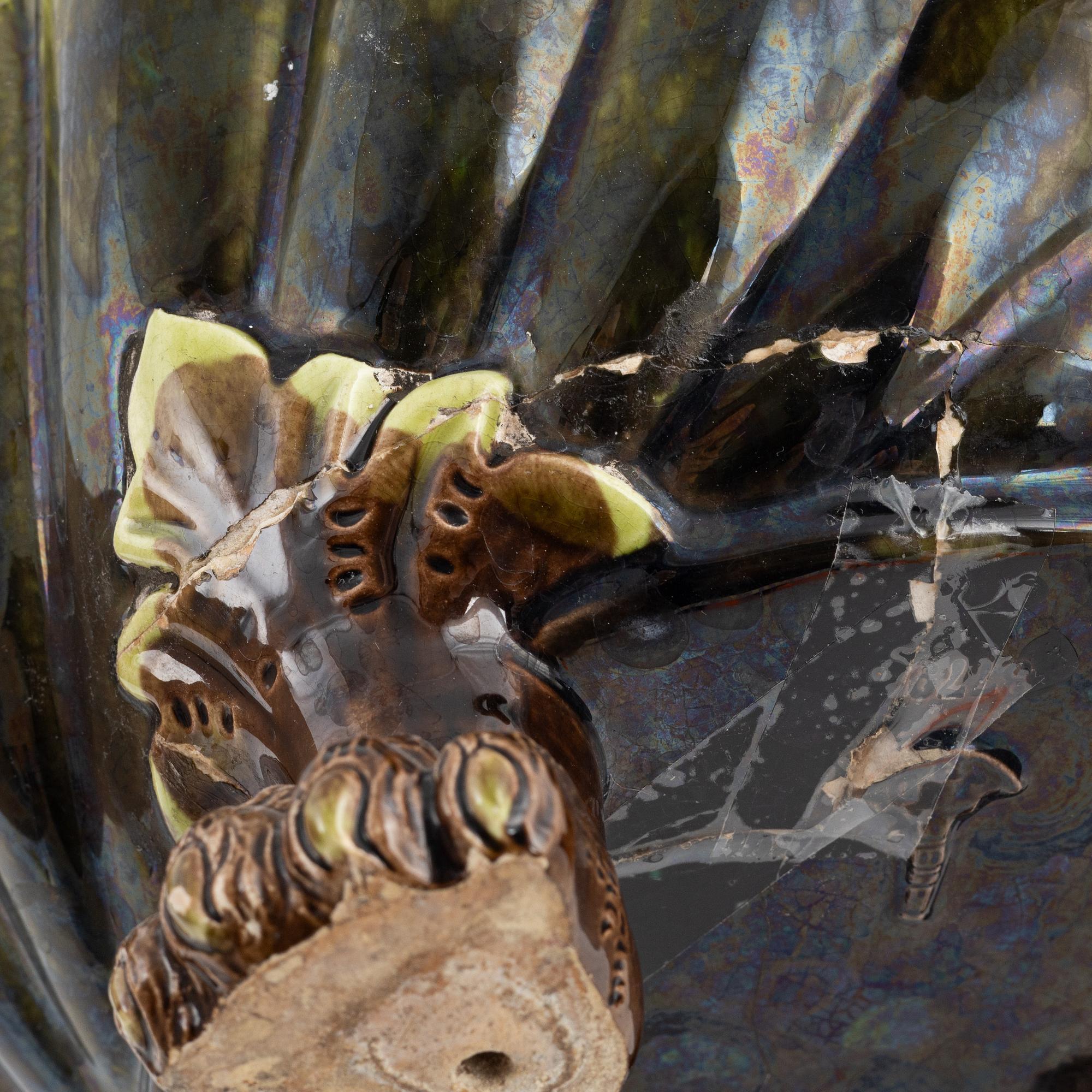 A majolica flower pot, late 19th century.