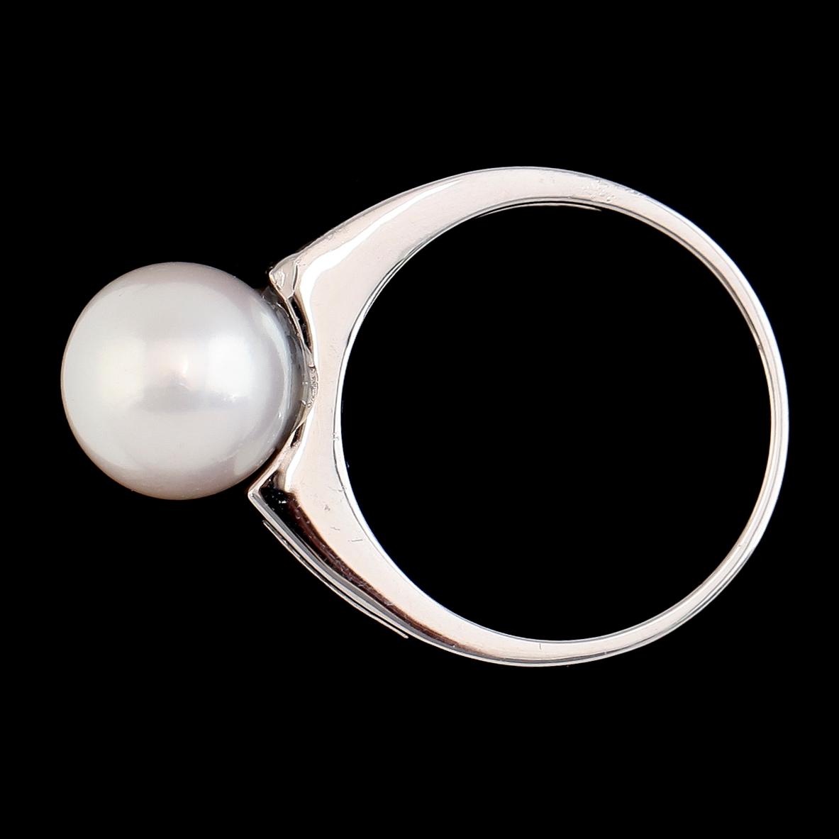 RING, 14K vitguld, baguettslipade diamanter och odlad pärla. Vikt ca 4 g.