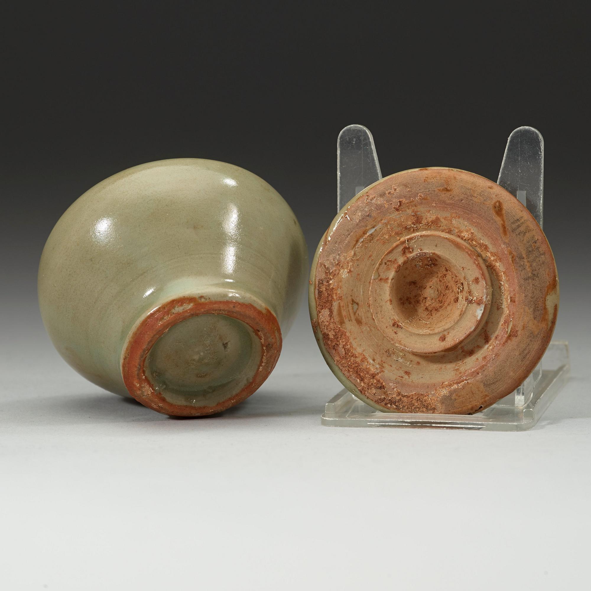 MINIATYRKRUKA med LOCK, celadon. Mingdynastin (1368-1644).