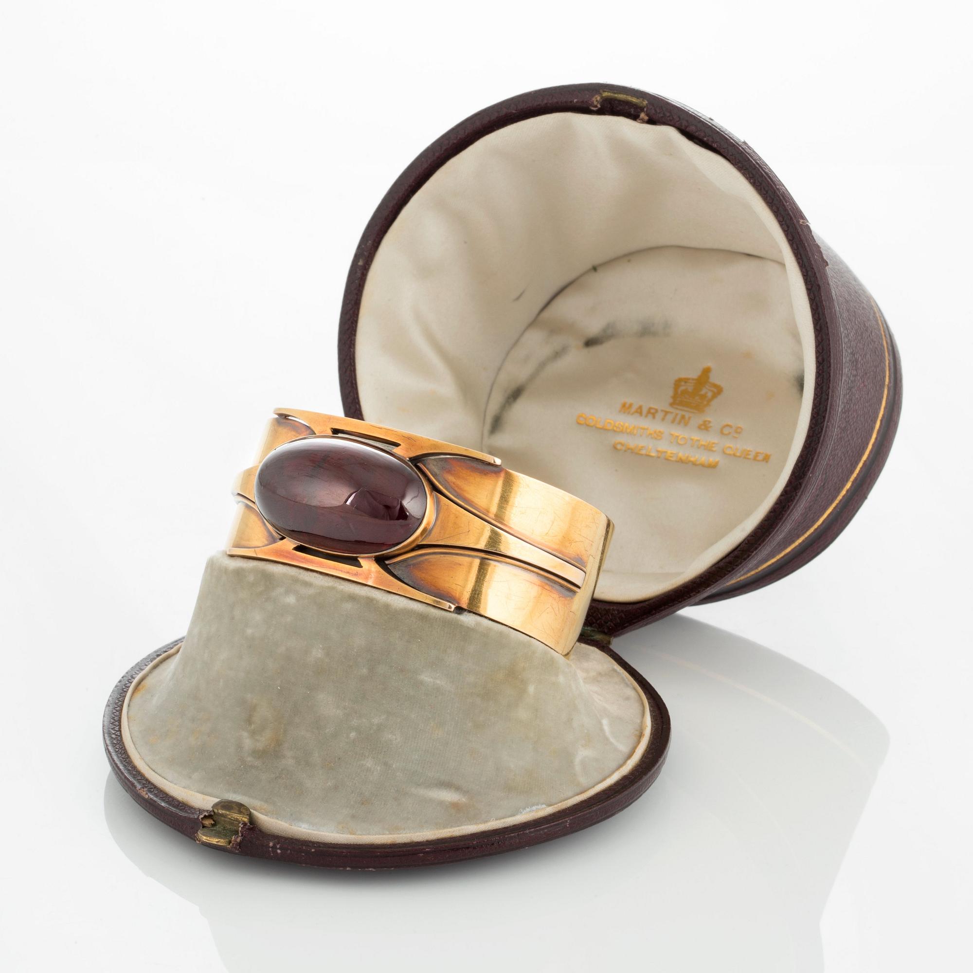 Armring med en cabochonslipad granat.
