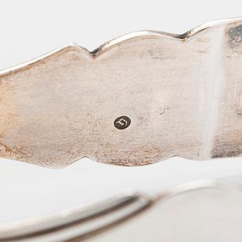 Serving cutlery, 3 pcs, silver, Netherlands 1883-1975, and a pair of silver cheese buttons, Finland 1971.