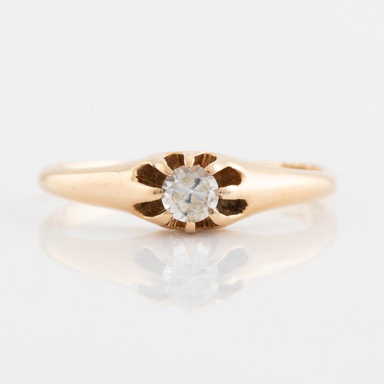 Ring, 18K gold with faceted white stone.