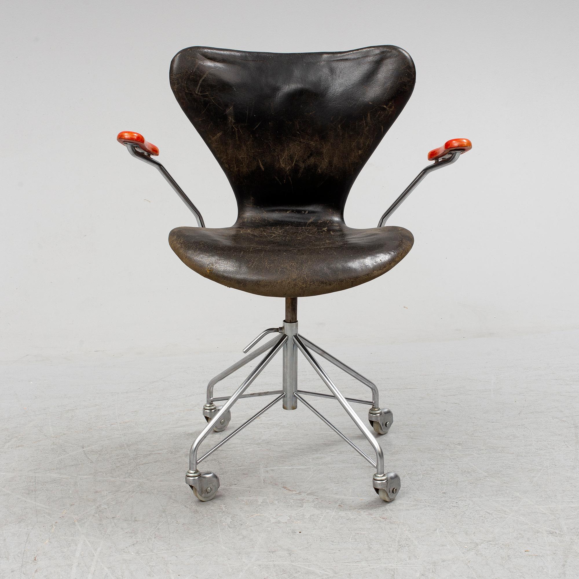 ARNE JACOBSEN, a 'Series 7' swivel chair from Fritz Hansen, Denmark, 1967.