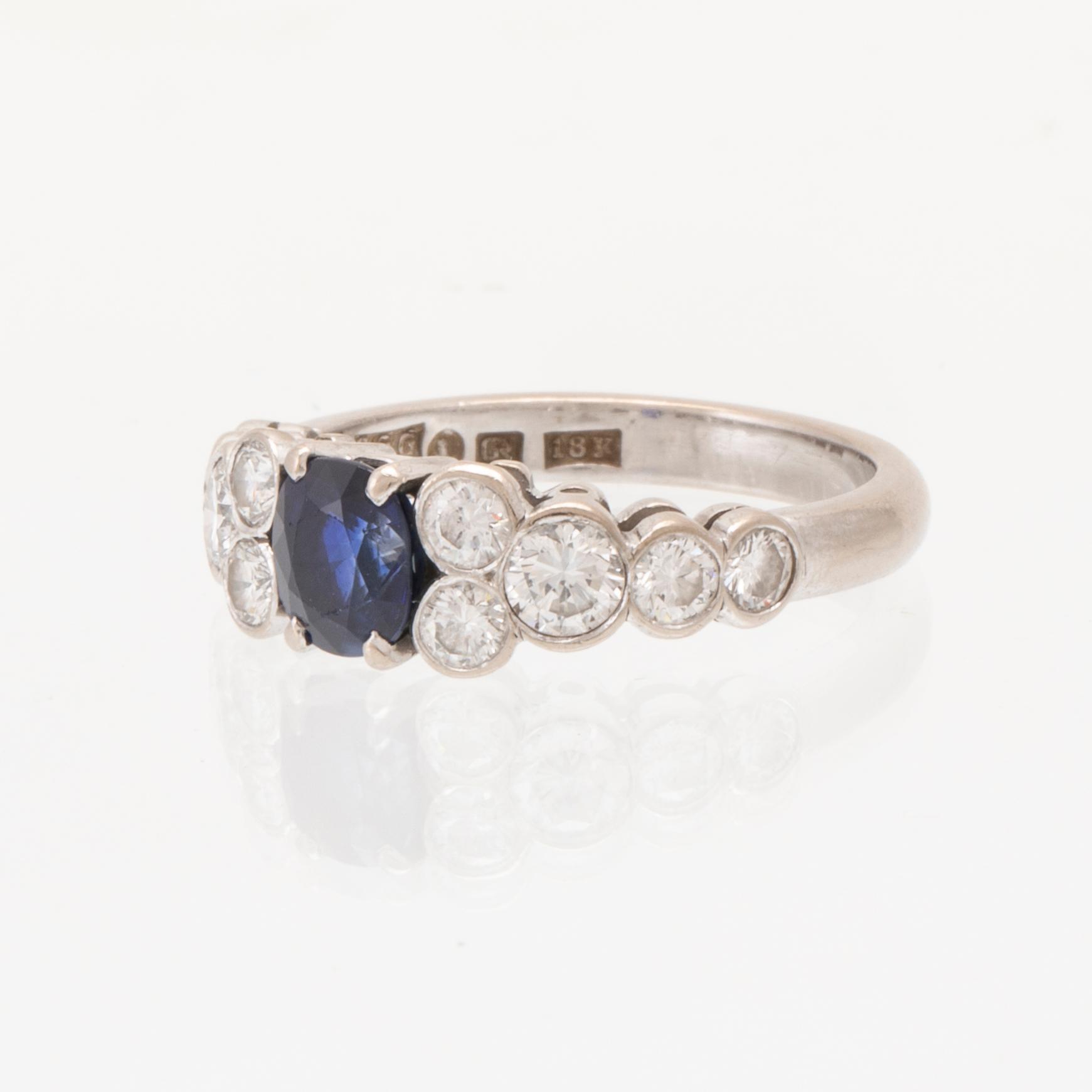 An 18K white gold ring set with an oval faceted sapphire and round brilliant-cut diamonds, Sengels Goldsmith Stockholm.