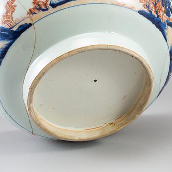 A large imari punch bowl, Qing dynasty, 18th Century.