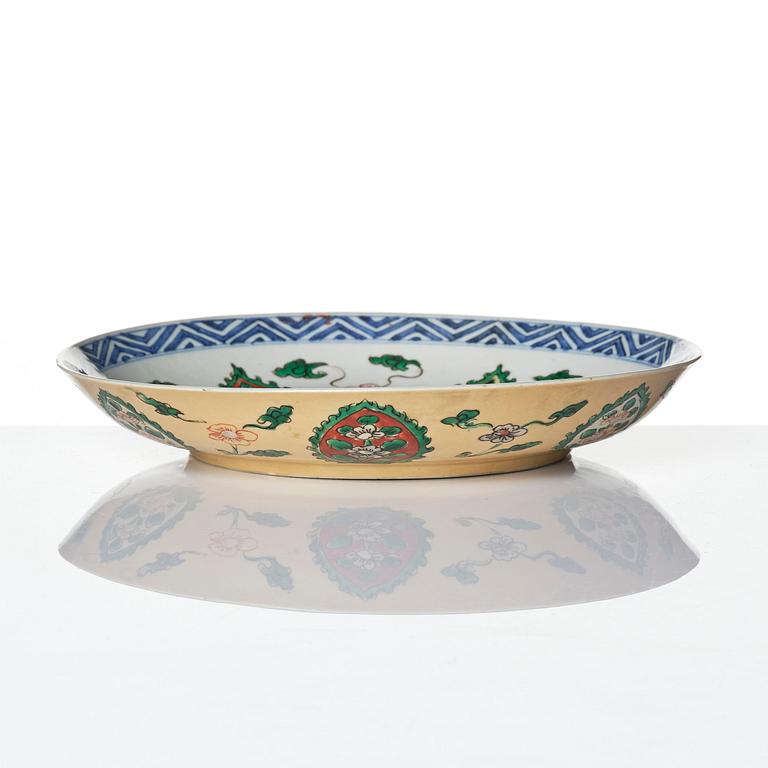 Skål samt fat, porslin. Qingdynastin, Kangxi (1662-1722).