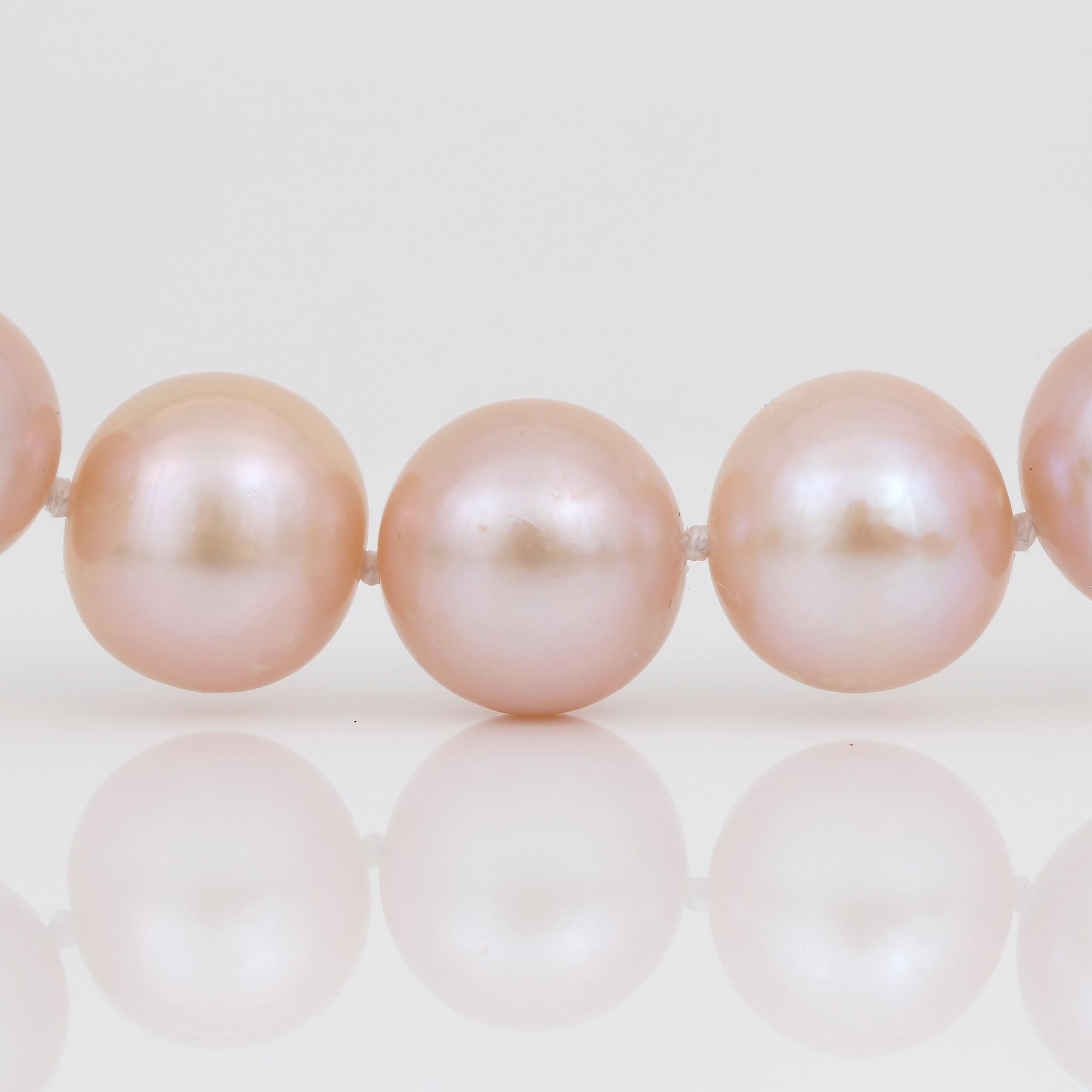 PÄRLCOLLIER, med hjärtformat försilvrat lås och odlade rosa pärlor.