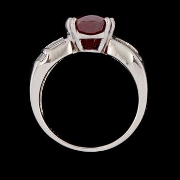 RING, 14k vitguld med ovalslipad rubin ca 6.00 ct samt briljant och trapetsslipade diamanter, ca 1.00 ct. Vikt 10 g.