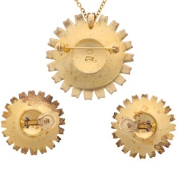 GEORG JENSEN, ÖRHÄNGEN och HÄNGE/BROSCH, "Daisy", förgyllt silver, vit emalj.