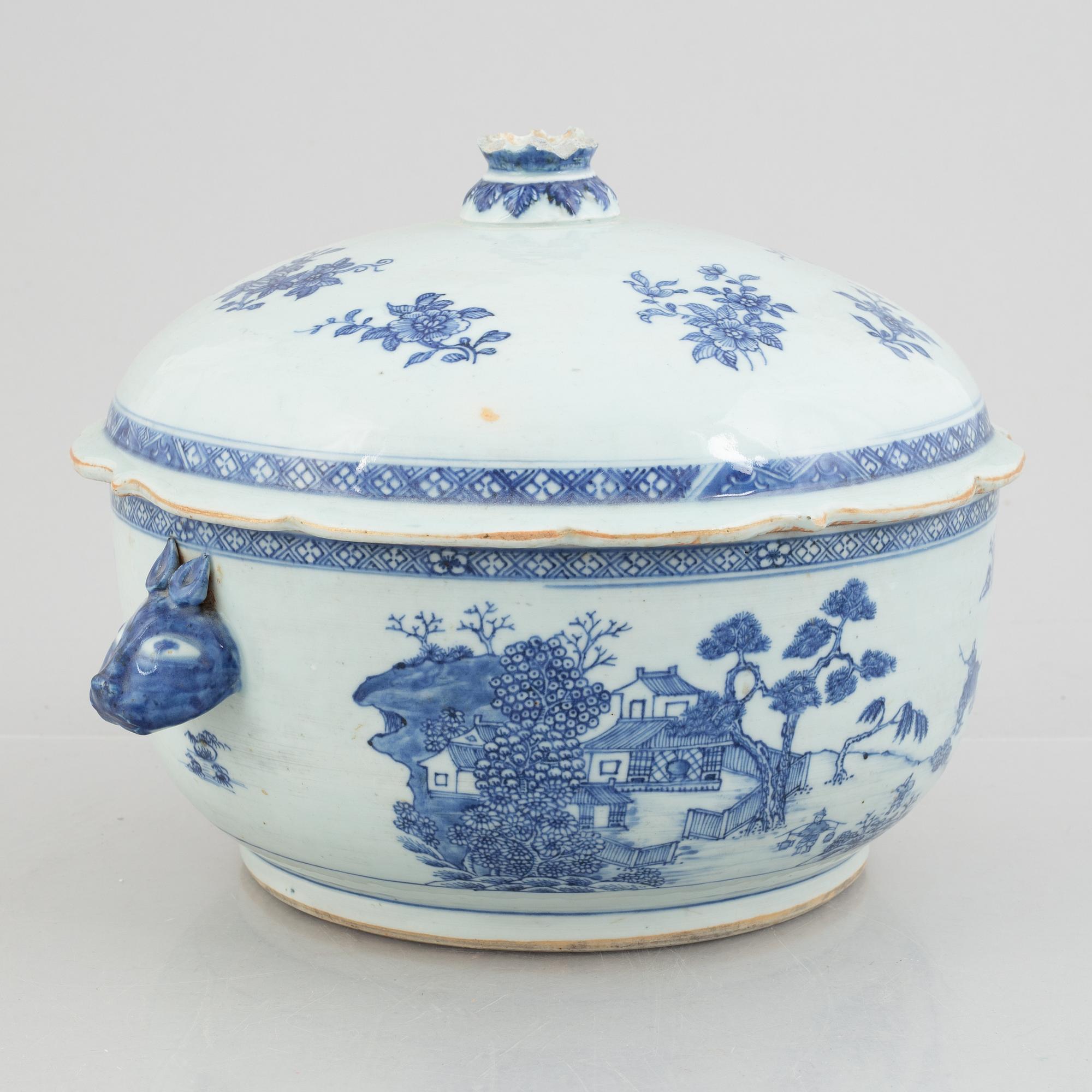 A Chinese export porcelain tureen with cover, Qing dynasty, Qianlong (1736-95).