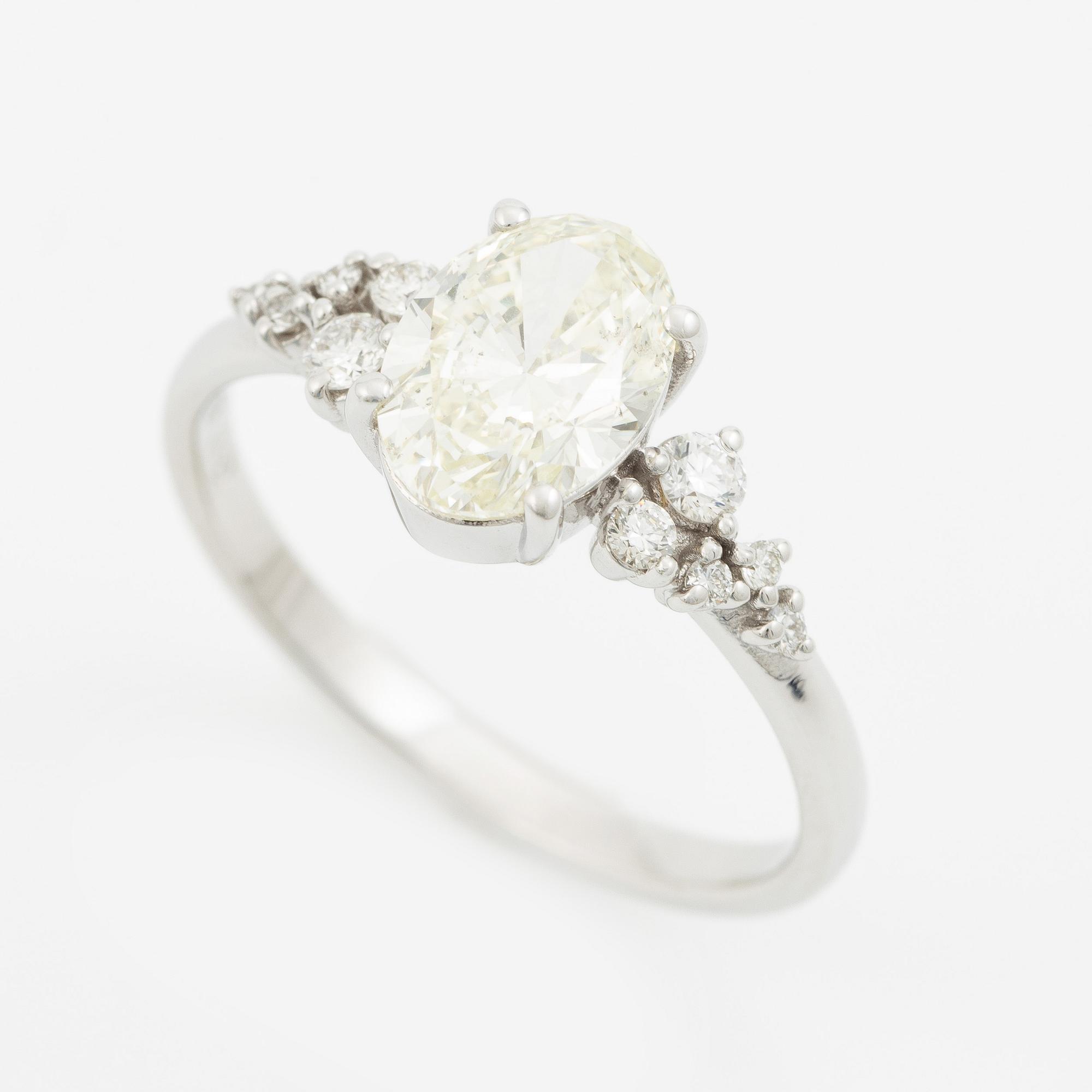 Ring 18K white gold with an oval brilliant-cut diamond 1.29 ct, accompanied by GIA report.