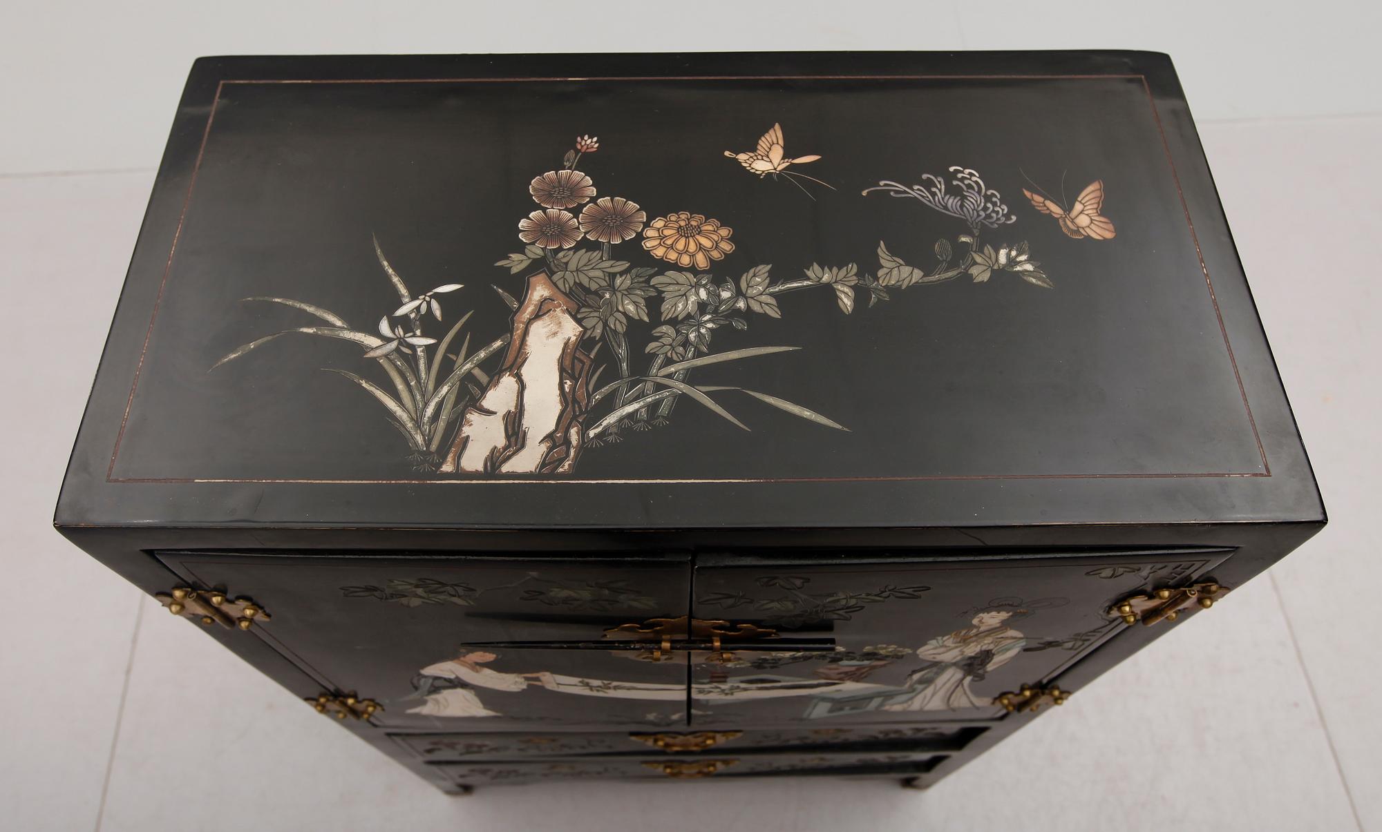 SKÅP, orientaliskt, 1900-talets första hälft.