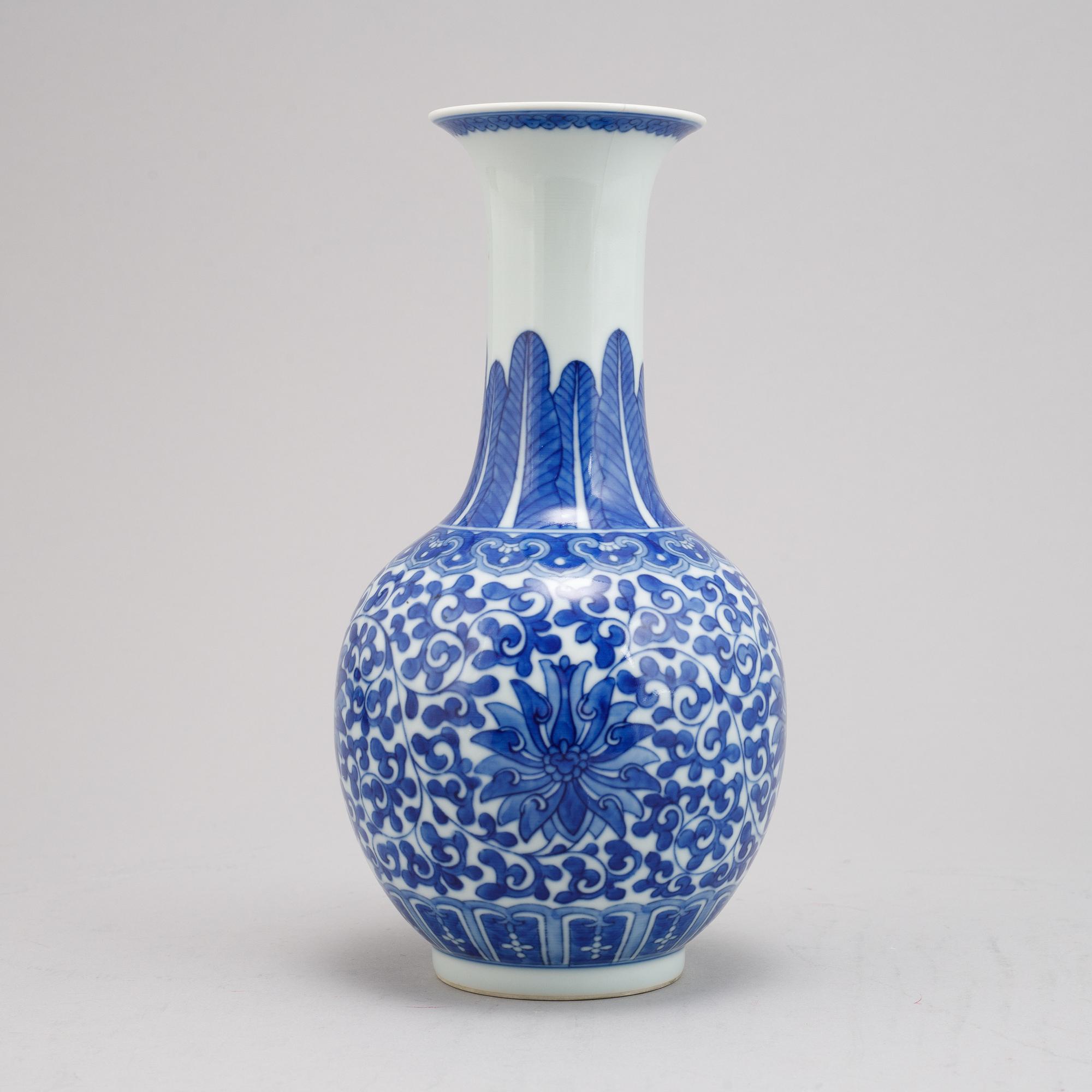 A Chinese blue and white porcelain vase, 20th century.