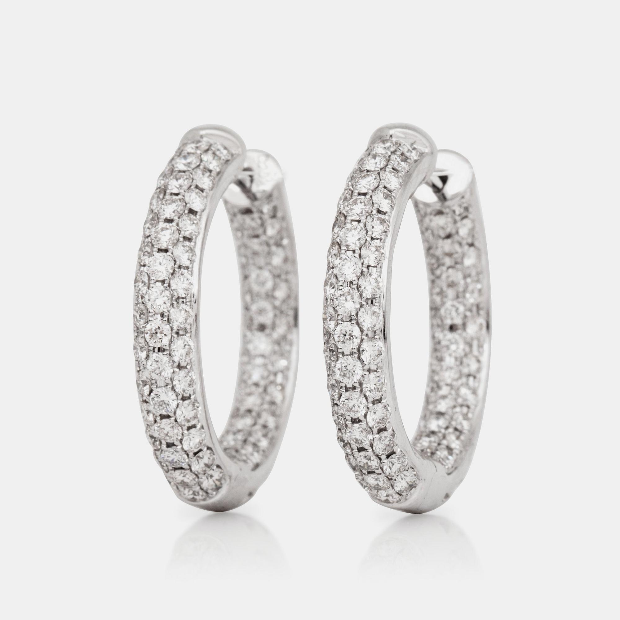 ÖRHÄNGEN, creoler med briljantslipade diamanter, 2.48 ct enligt gravyr.