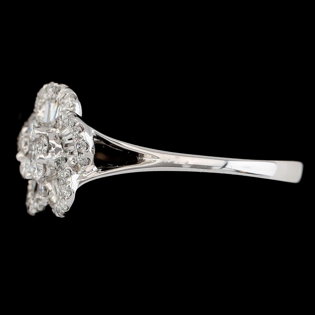 RING, 18 k vitguld, briljant- och smaragdslipade diamanter tot 0.39 ct. Vikt ca 2,1 g.