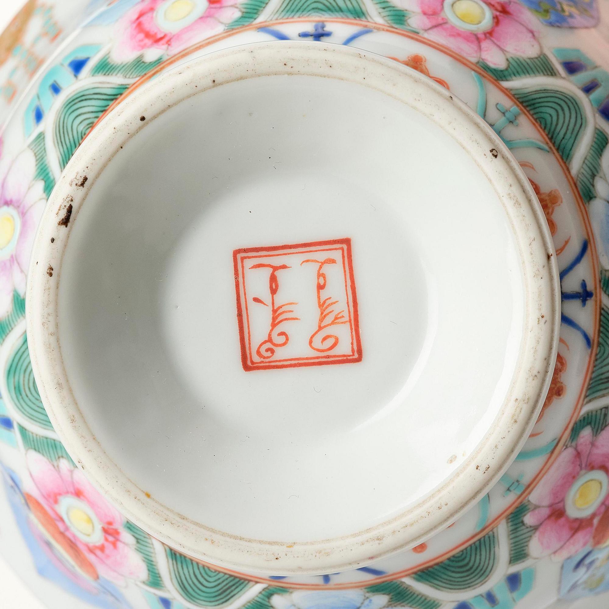 A famille rose barragon tumed vase, late Qingdynasti/Republic.