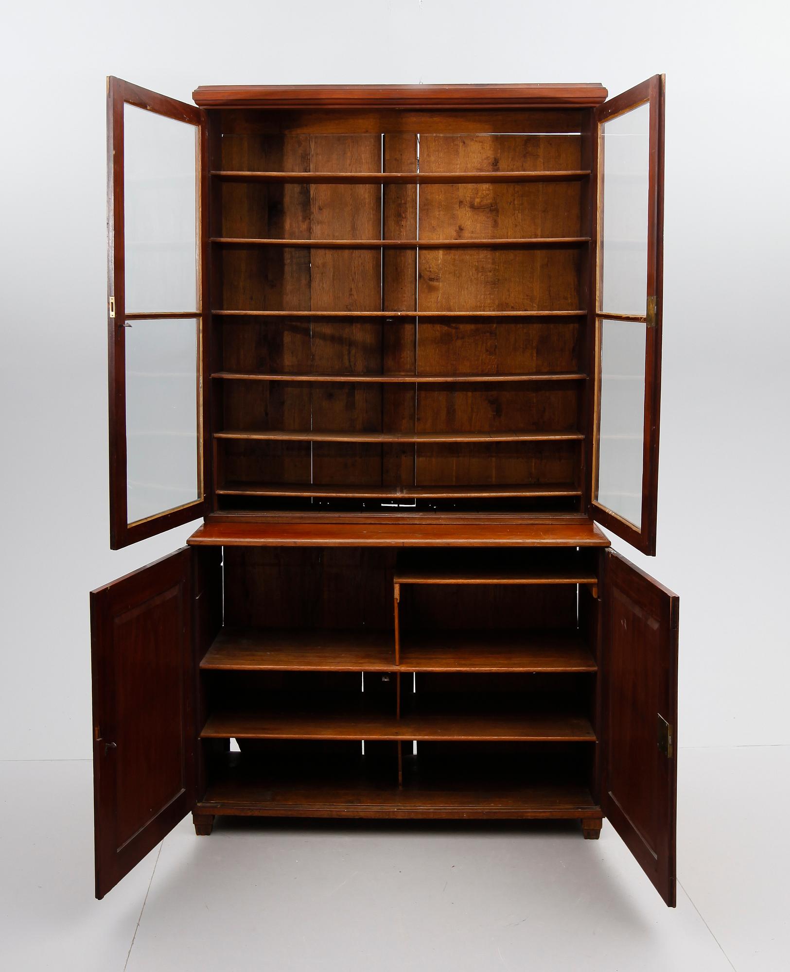 BOKSKÅP, sengustavianskt, omkring år 1800.