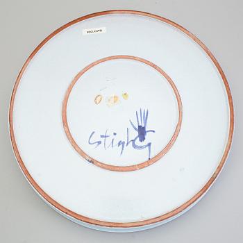 STIG LINDBERG, a faience dish, Gustavsberg 1960s. Signed Stig L.